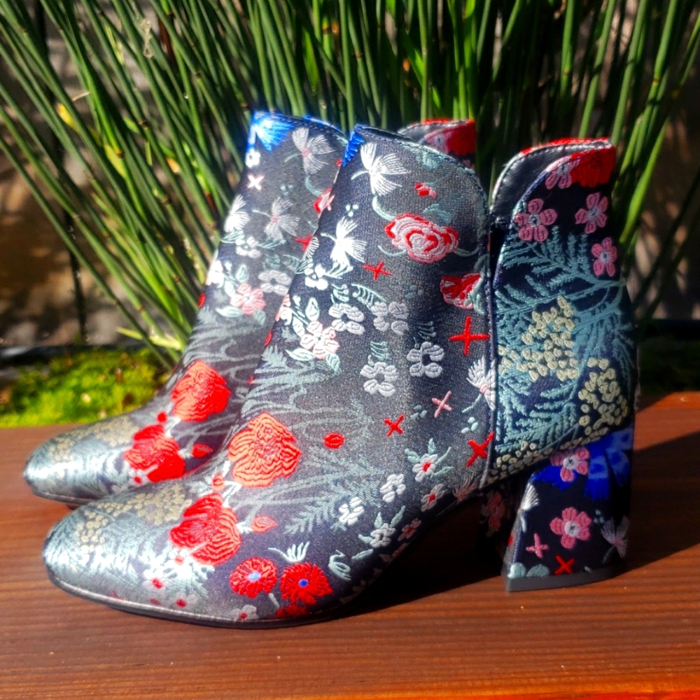 Gorgeous Vince Camuto embroidered ankle boots sz 6M